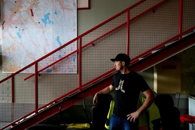 Sopimuspalokuntalainen Jarno Määttä lähti keskiviikon vastaiseksi yöksi jälleen sammuttamaan Kauhavan paloa Nurmosta. KUVA: Jaakko Elenius