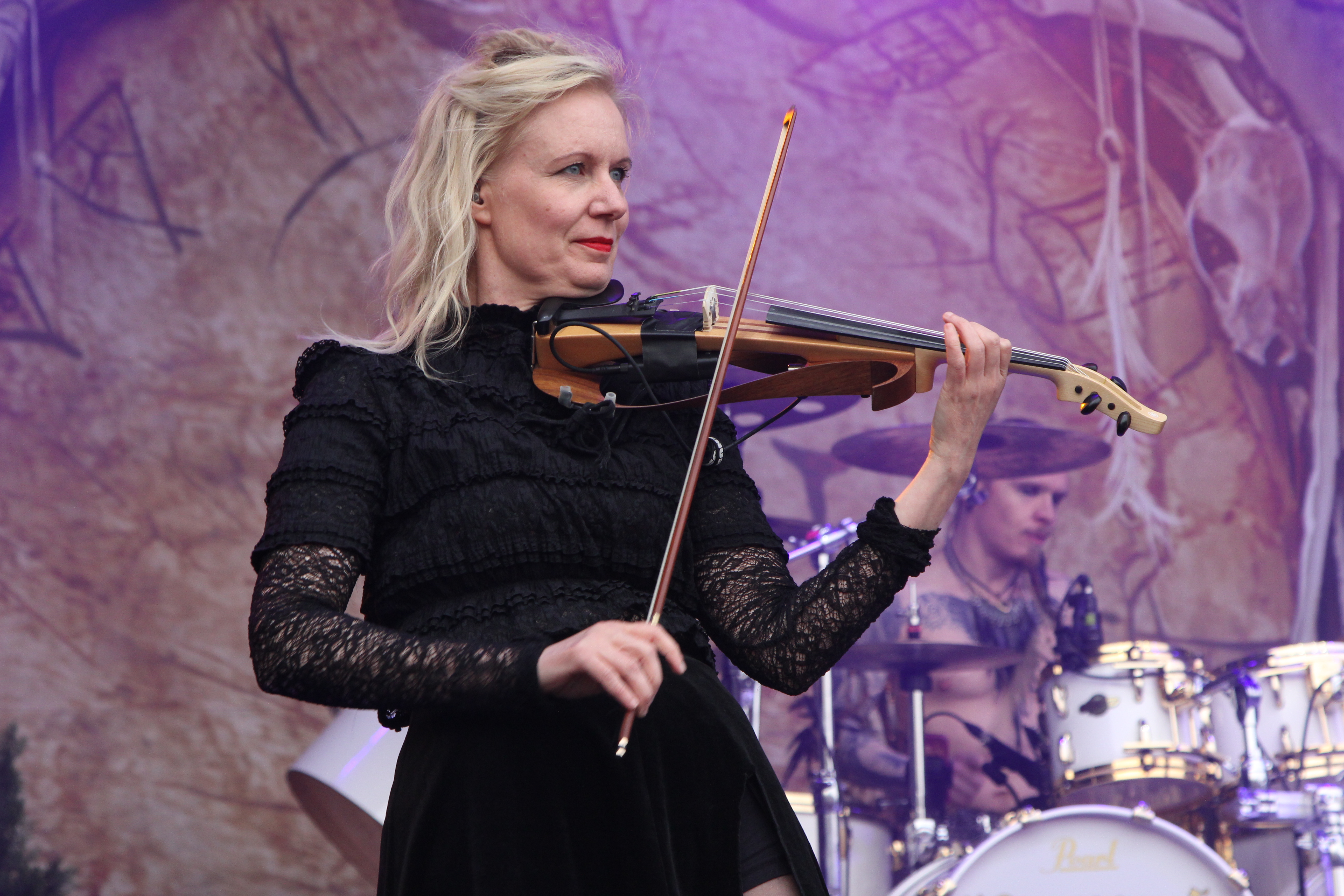 Korpiklaani soittaa folk metallia eli yhdistelee raskasta rokkia ja kansanmusiikkia. Tällä sekoituksella yhtye pisti lauantaina festivaalikansan tanssijalan vipattamaan.