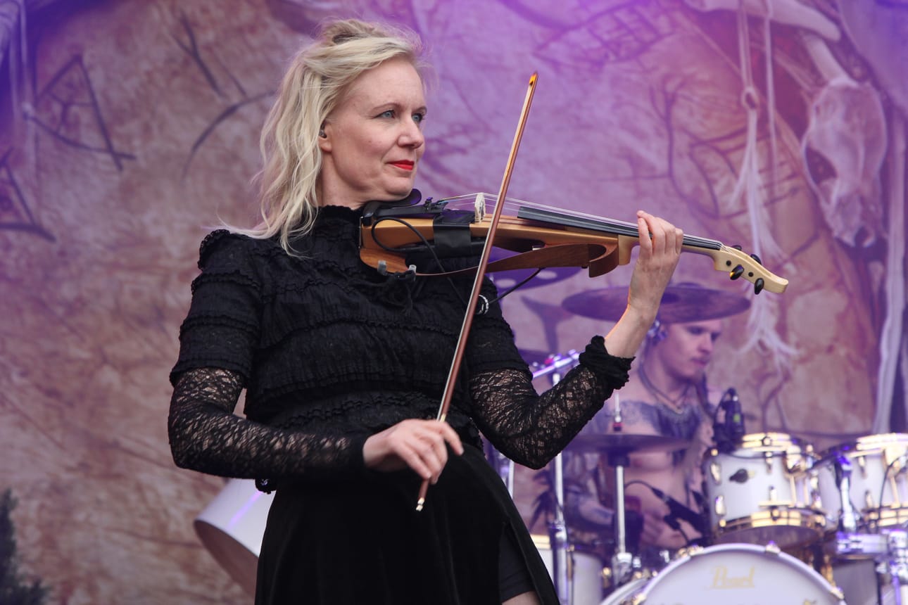 Korpiklaani soittaa folk metallia eli yhdistelee raskasta rokkia ja kansanmusiikkia. Tällä sekoituksella yhtye pisti lauantaina festivaalikansan tanssijalan vipattamaan.