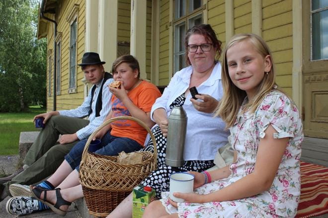 Janna, Hanna, Jimi ja Jami Saarimäki matkasivat höyryveturijunalla Myllymäelle saakka. KUVA: REIJO HEIKKILÄ