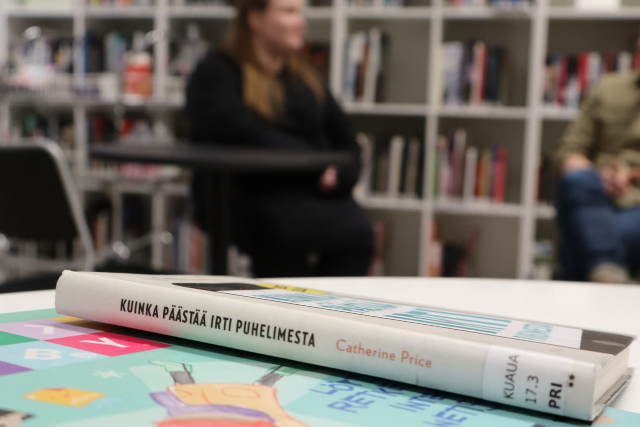 Kuusamon kirjastolla keskusteltiin THL:n uusista lasten ja nuorten ruutuaikasuosituksista. Tilaisuudessa oli esillä paljon aiheeseen liittyvää kirjallisuutta.