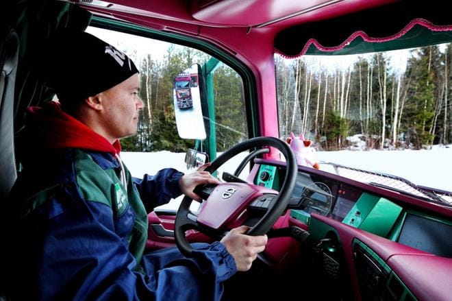 21-vuotias Pauli Laakso Alahärmästä ajaa kuorma-autoa isänsä kuljetusyrityksessä. Youtube-videoita hän tekee PhooliVlog-kanavalleen. KUVAT: JOUKO HÄNNINEN