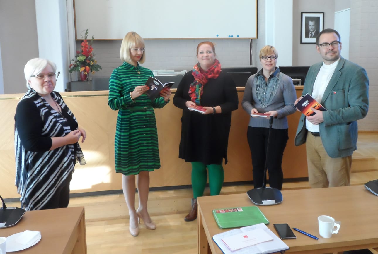 Vasemmalta Kerttu Mömmö, Tytti Tuppurainen, Tanja Tiainen, Terhi Mustakangas, Reijo Paananen.