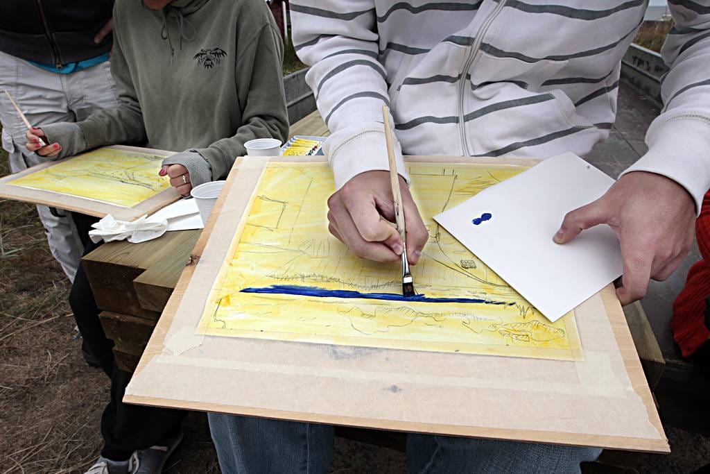 Hailuodon International Art Summer -kesälukiossa nuoret opiskelevat kymmenen päivän ajan erilaisissa taidetyöpajoissa. Yhdessä niistä harjoitellaan maisemamaalausta Hailuodon rannoilla.