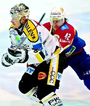 Kohti NHL:ää. Lasse Pirjetän monivuotinen unelma toteutunee syksyllä. Hänestä tulee seitsemäs Kärppien kasvatti, joka on pelannut NHL:ssä. Tässä Pirjetä jättää kyydistään Jokerien Tuomo Ruudun - tulevaisuuden NHL-kiekkoilija hänkin.