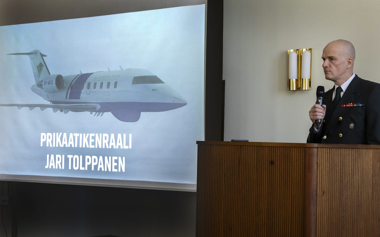 Prikaatikenraali Jari Tolppasen mukaan SNC kuunteli erityisen herkästi Rajavartiolaitoksen toiveita. Lentokoneet saavat sinivalkoisen värityksen Suomessa. Kuva: Mauri Ratilainen