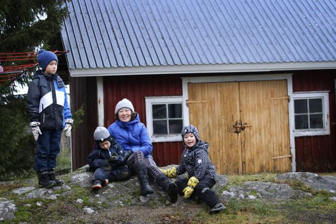 Lehtimäellä asuva, Kiinassa syntynyt Jane Eteläaho pitää lapsensa etäkoulussa tämän viikon. Eteläaho ei halua ottaa nyt mitään riskejä.
