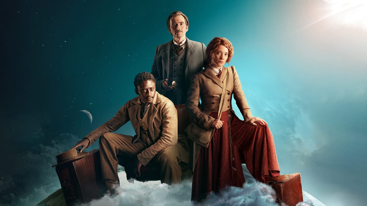 Jules Vernen klassikon uusi sovitus. Aristokraattinen tylsimys, Phileas Fogg saa postikortin joka saa hänet raiteiltaan. Herrainkerholla Fogg lyö älyvapaan vedon - ja suuri seikkailu voi alkaa.