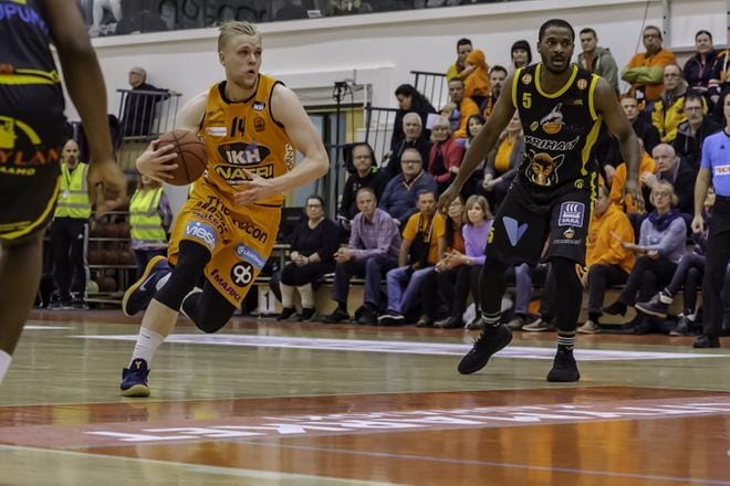 Okko Järvi (vas.) on tehnyt kaksivuotisen jatkosopimuksen Karhu Basketin kanssa. Kuva: Erkki Hautaviita / arkisto