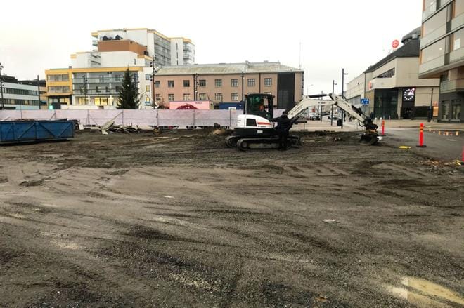 Voisiko Pollarin tyhjäksi jäänyt tontti toimia luisteluratana talvisaikaan? Sellainen vetonaula voisi ainakin tuoda ihmisiä keskustaan talveksi tyhjilleen jääneen torin liepeille. Esimerkiksi Helsingin Rautatientorilla asukkaat ja turistit nauttivat jääpuistosta. ARKISTOKUVA: VIRPI KUPIAINEN-ÄMMÄLÄ