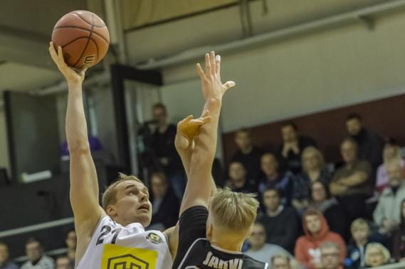 Espoo Unitedista tutut seurakaverit kohtasivat eilen eri joukkueissa. Kobrien Lauri Toivonen oli korilla, ja Karhu Basketin Okko Järvi yritti estää. KUVAT: ERKKI HAUTAVIITA