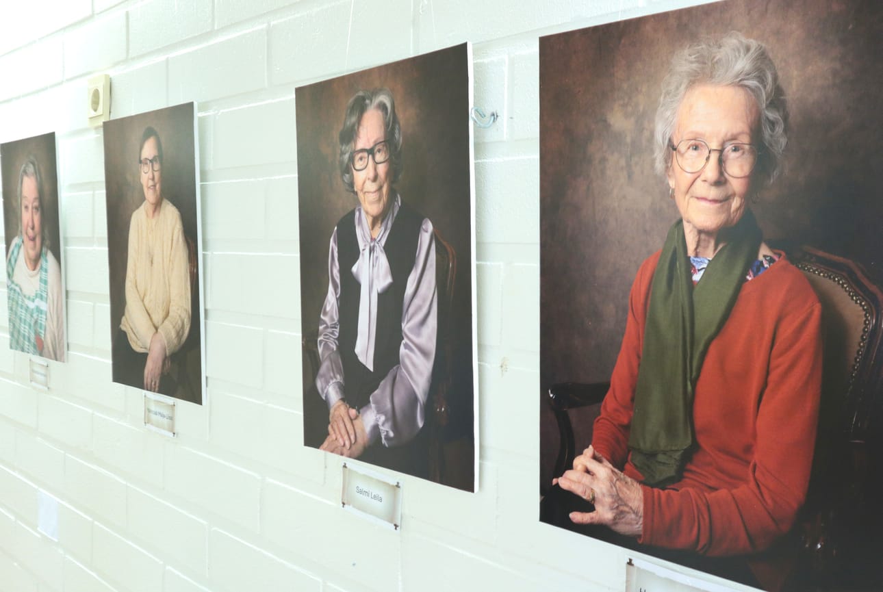 Valokuvaaja Saija Rantasalo korostaa valokuvaajan sosiaalisia taitoja. Kun valokuvaaja on kuvaustilanteessa oma itsensä, silloin kuvattavakin voi rentoutua ja luottaa kuvaajaan.