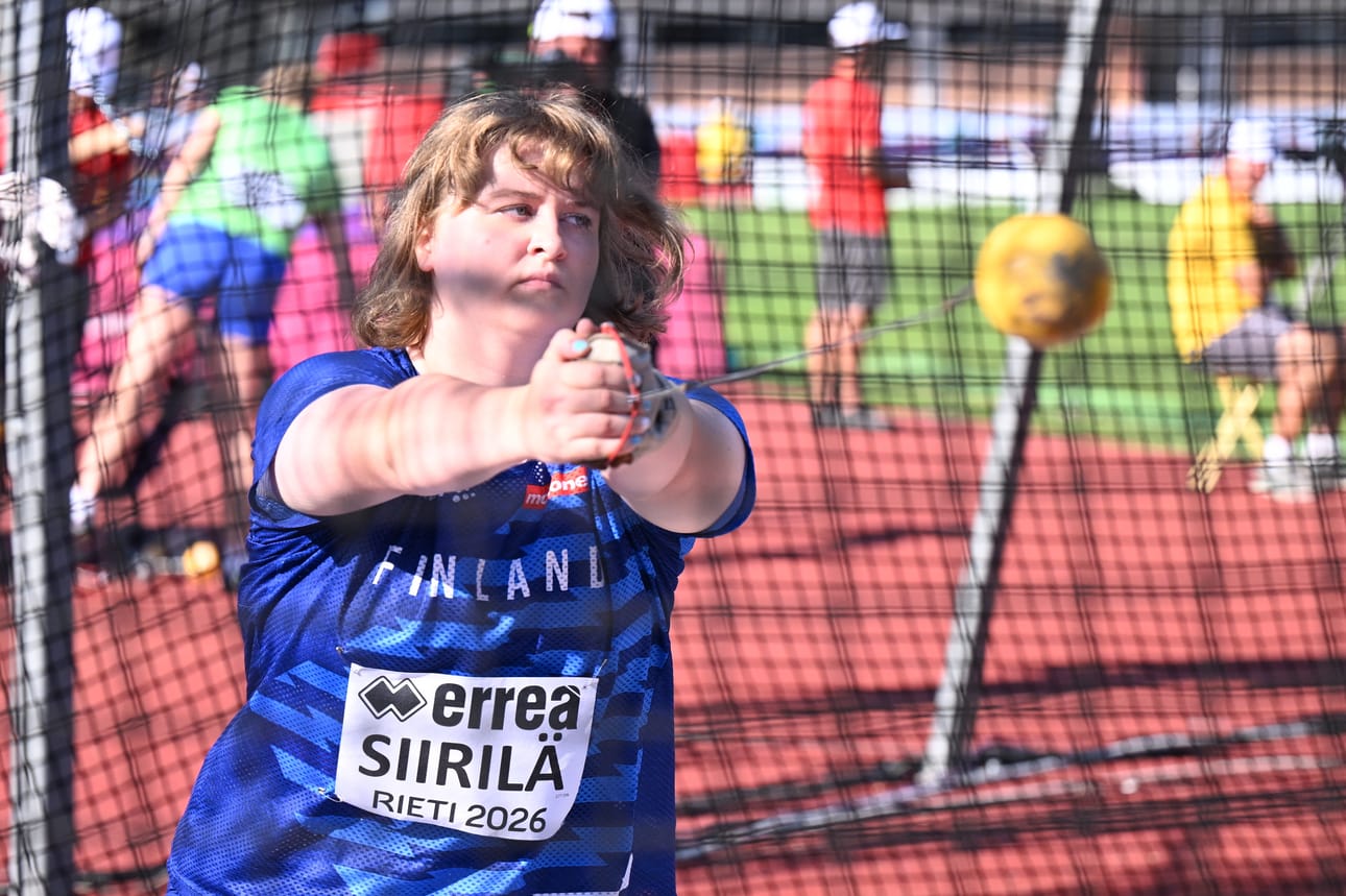 Hanna Siirilä heitti alle 18-vuotiaiden EM-kisoissa oman ennätyksensä 65,41 metriä ja sijoittui neljänneksi. Aikuisten neljän kilon moukarilla Siirilän ennätys on 56,04.