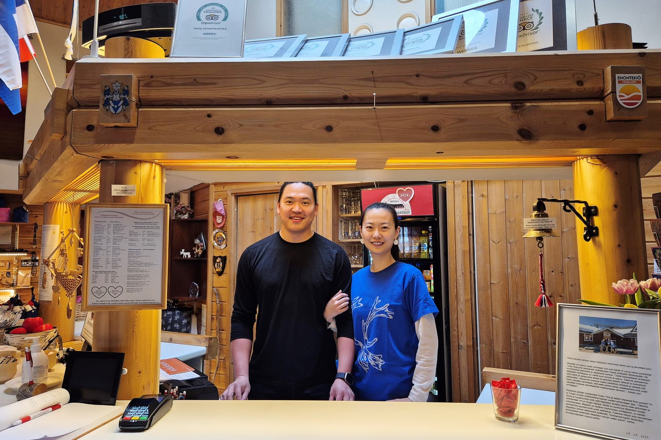 Uudella yrittäjäpariskunnalla on selkeä työnjako. Yi vastaa keittiöstä, tilojen kunnossapidosta ja liiketoiminnan kehittämisestä. Tongin vastuulla ovat vastaanotto, hallinnolliset tehtävät sekä asiakaspalvelu.