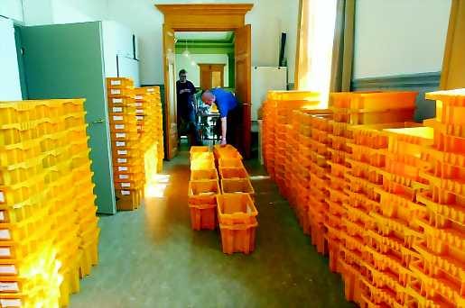 Ympäri Oulun lääniä tulleita ennakkoääniä kannettiin laskentapaikalle keltaisissa laatikoissa.