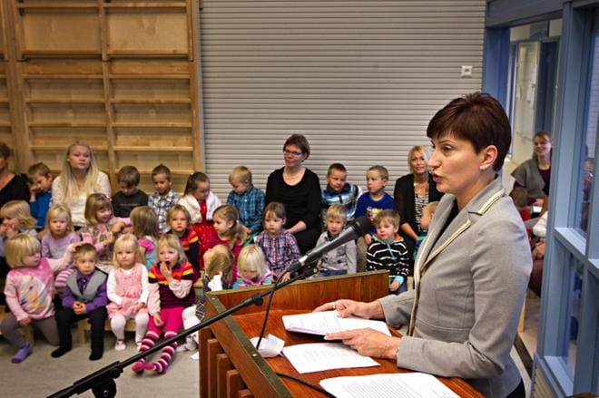 Peruspalveluministeri Susanna Huovinen vihki Kauhavan Kirkkorannan päiväkodin lokakuussa 2014.