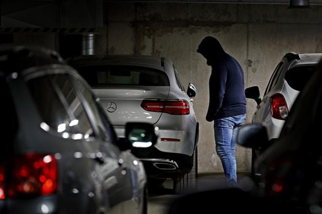 Kotimaisten ammattikonnien yhteistyöstä ulkomaille löytyy vahvaa näyttöä. Ketjussa ulkomailla anastettu ajoneuvo siirtyy sitten suomalaisille, jotka järjestelevät niitä eteenpäin pahaa aavistamattomille kuluttajille. Kuva: Kari Löfhjelm