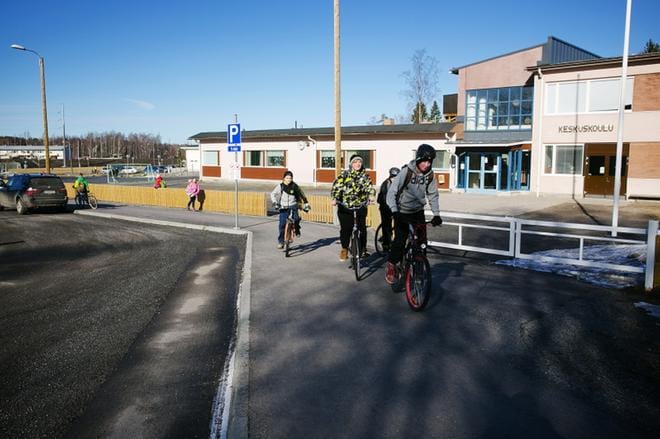 Keskuskoulun oppilaiden vanhemmat toivovat saavansa vastauksia kysymyksiinsä maanantaina. KUVA: TIMO ANNANPALO