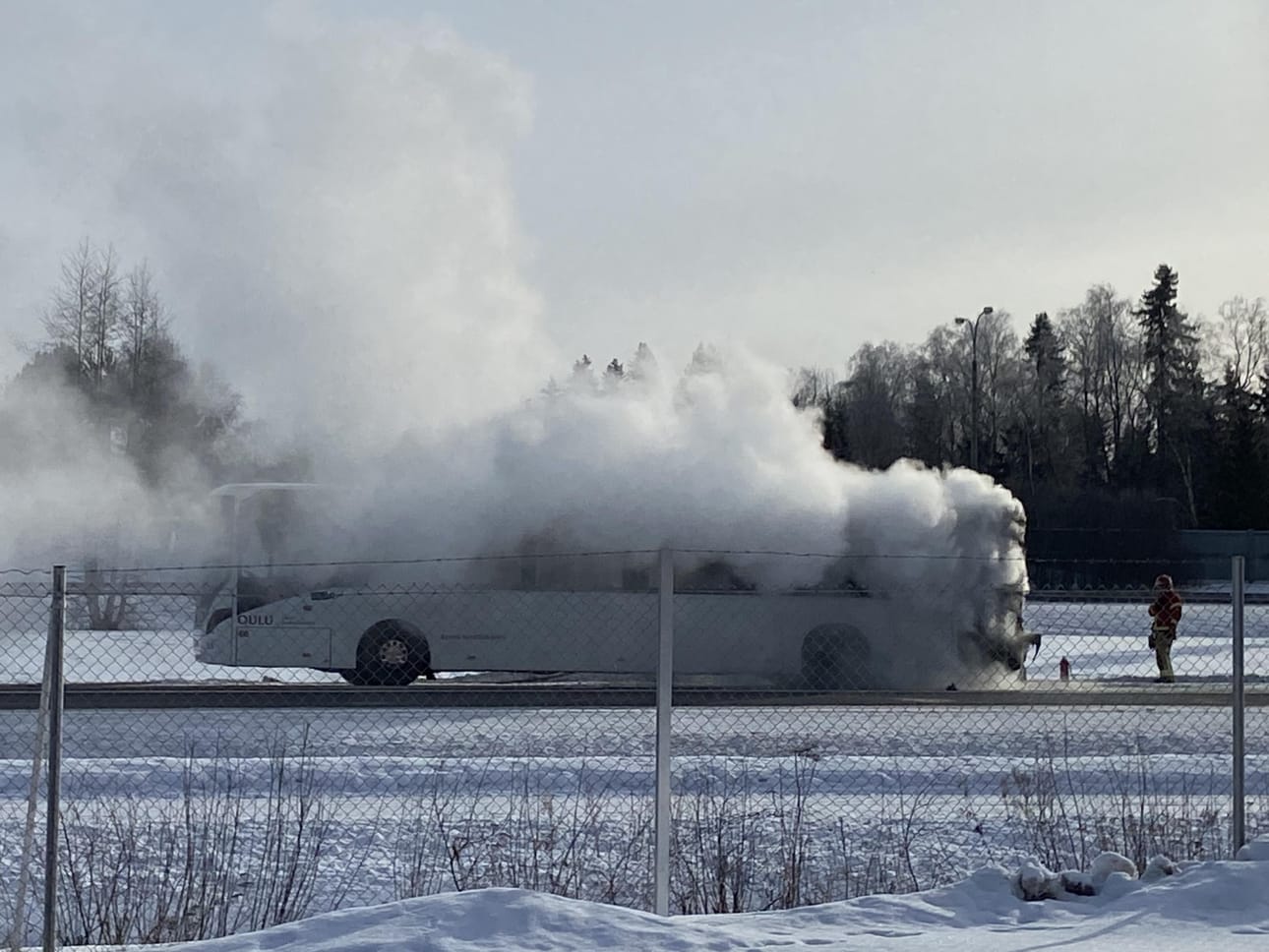 Lukijan kuva palavasta linja-autosta.