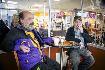 Kempeleen Hakamaalla on yksi seudun viimeisistä tupakkakopeista – "Normaalisti siellä tulee istuttua pari tuntia kerrallaan"