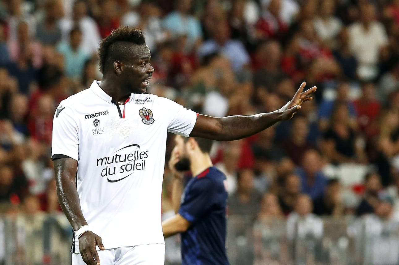 Mario Balotelli kisasi ystäviensä kanssa moottoritiellä. Poliisi antoi hänelle sakot.