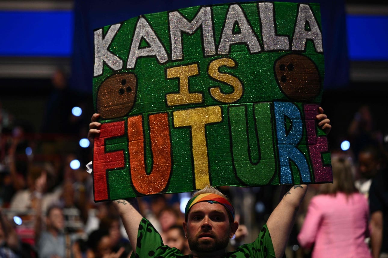 Yhdysvaltain varapresidentti ja demokraattien presidenttiehdokas Kamala Harris aloitti tiistaina kampanjointinsa vastavalitun varapresidenttiehdokkaansa Tim Walzin kanssa. Walzin ehdokkuus vaikutti innostaneen demokraattien kannattajia, sillä Harrisin presidenttikampanja keräsi alle päivässä 20 miljoonaa dollaria sen jälkeen, kun Walzista tuli tiistaiaamuna Harrisin varapresidenttiehdokas.