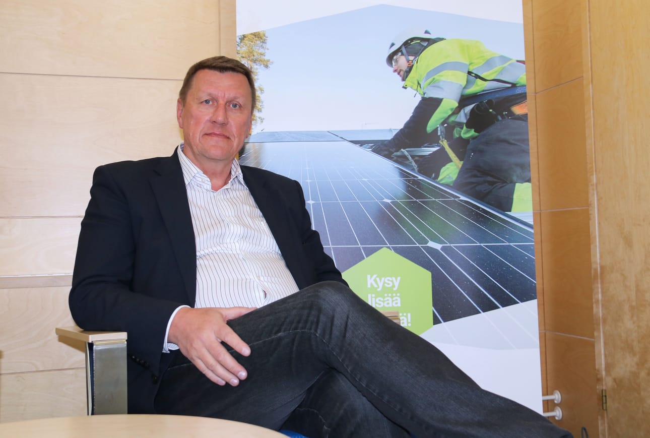 Oulun Seudun Sähkön toimitusjohtaja Risto Kantola innostaa ihmisiä Sinustako pallonpelastaja -kampanjaan.
