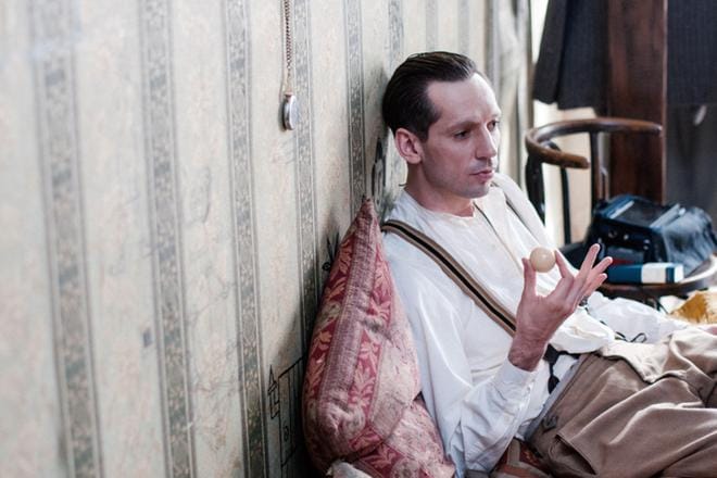 Harms on elämäkerrallinen draama venäläisestä Daniil Harmsista (Wojciech Urbanski), hän kirjoitti absurdeja lyhyitä tarinoita. KUVA: Yle Kuvapalvelu