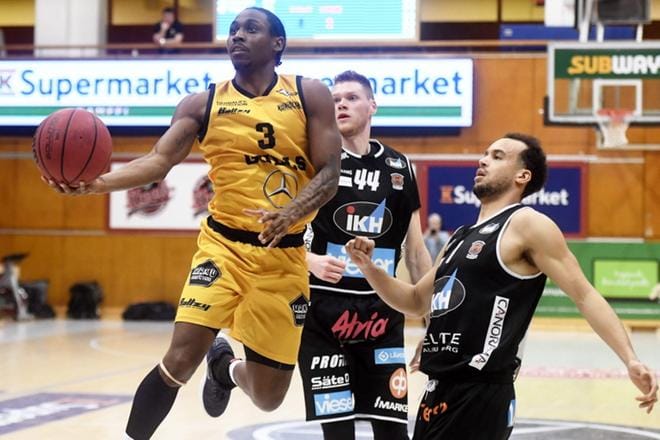 Seagullsin Juwan Staten ja Karhu Basketin Gregory Mangano ja Cameron Jones (oik.) kamppailivat pisteistä Korisliigan ottelussa perjantaina. Raju loppu voi voiton Karhu Basketille. KUVA: VESA MOILANEN / LEHTIKUVA