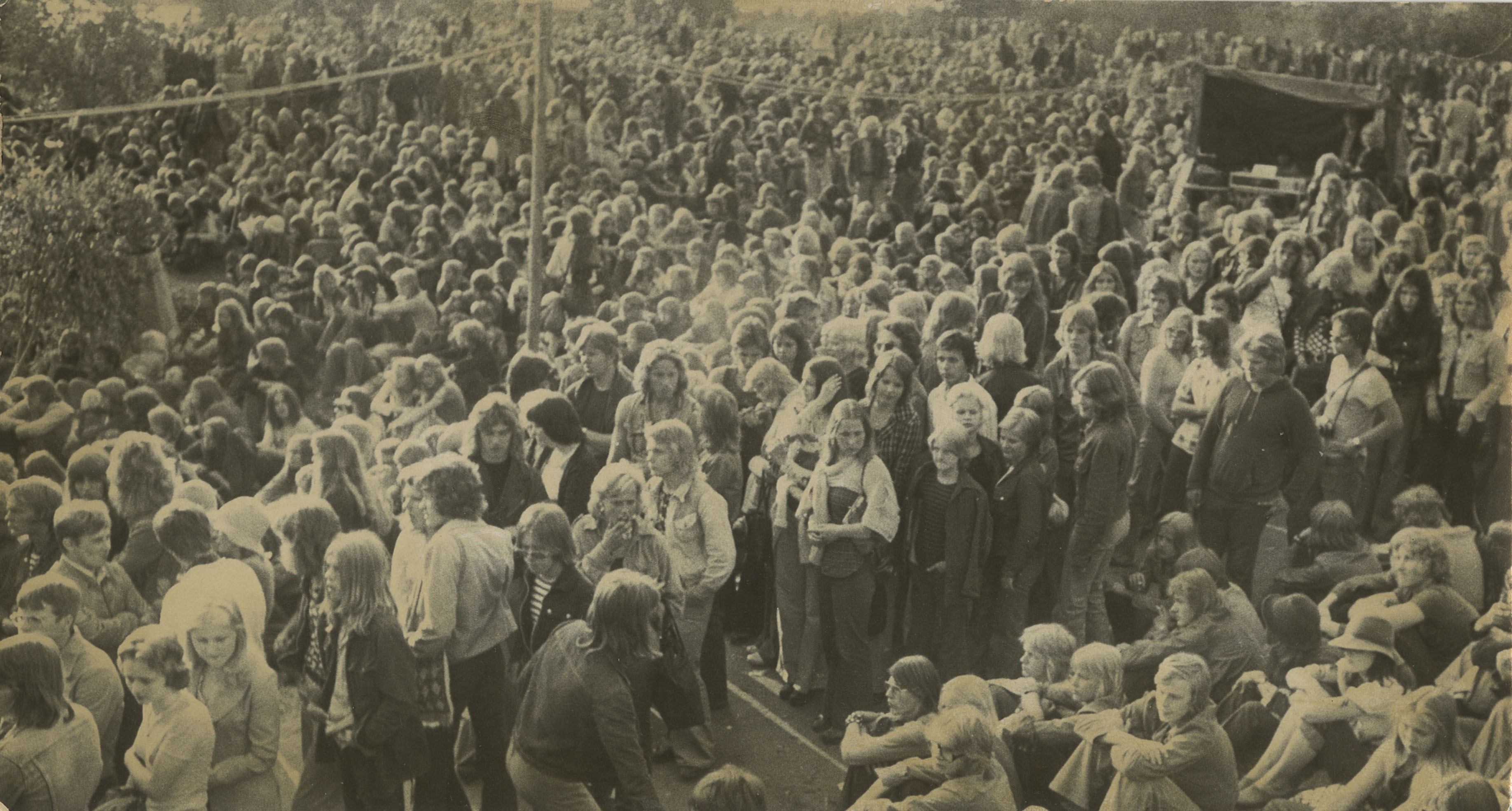 Reportaasi vuosien takaa: Kuusrock villitsi Oulussa 1970-luvulla – vau, mikä meno! Kaikki hytkyvät, kädet nousevat, rautaista menoa.