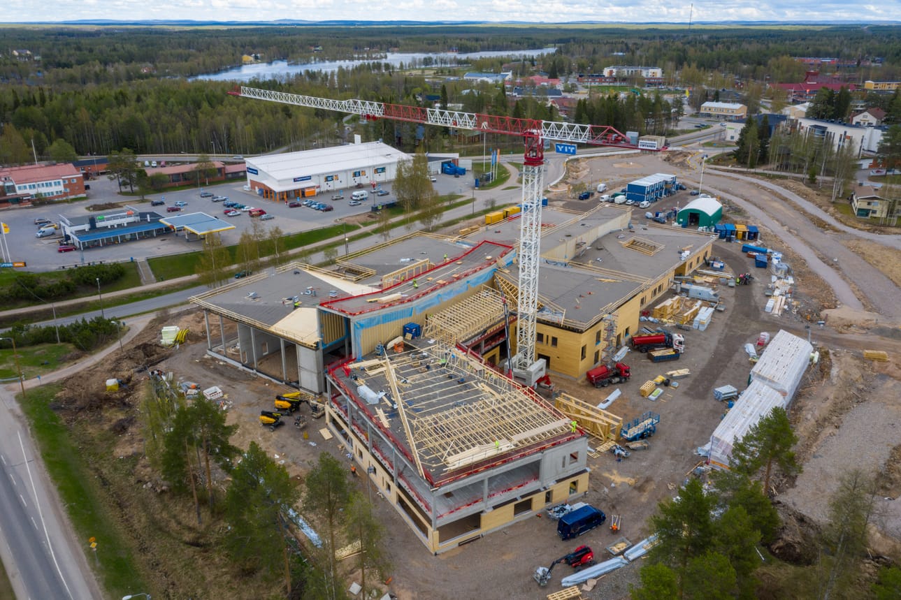 Hyvän olon keskuksen rakennustyöt ovat talven aikana edenneet pitkälle Kurenalla. Kuva on otettu toukokuun lopulla.
