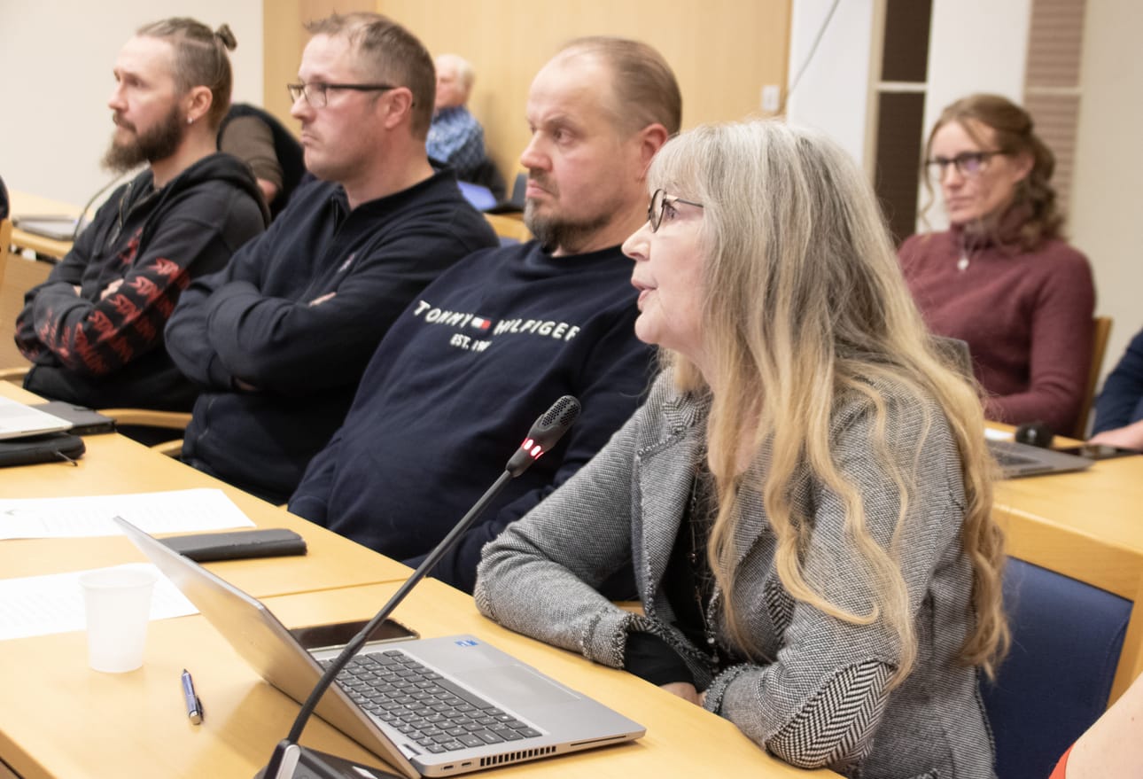 Kunnanhallituksen puheenjohtaja Seija Junno kuvaili aikaan saatua talousarvio- ja taloussuunnitelmakirjaa yksimielisesti laadituksi, kattavaksi ja helppolukuiseksi. Hän painotti, että Siikalatvan yläkouluinvestointi on edelleen kunnan suunnitelmissa ja toteutettavissa kunhan kunnan talous sen kestää.