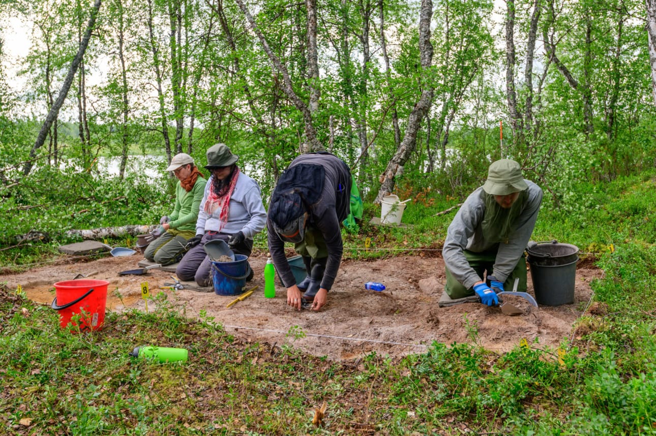 Tässä kaivauslastat pureutuvat ensimmäisen kaivausalueen pintaan Savukosken Soklin kaivosalueella.