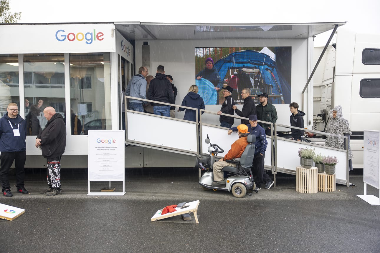 Tilaisuudessa oli Googlen rekka, jossa pääsi keskustelemaan datakeskusasiantuntijoiden kanssa.