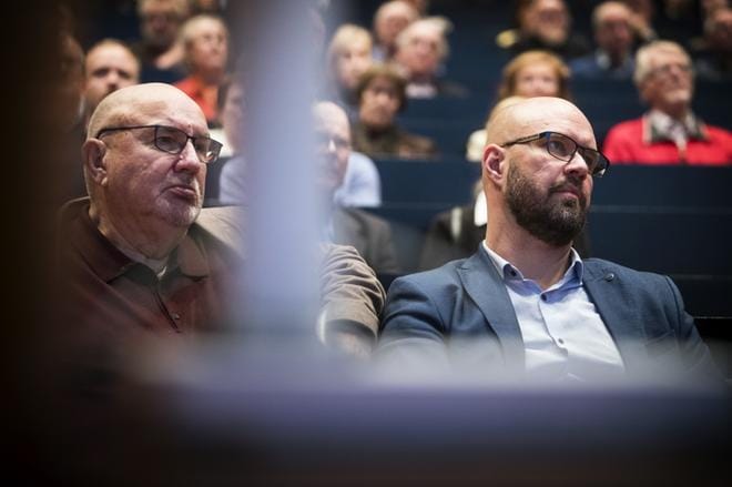 Vaasan kaupunginhallituksen demaripuheenjohtaja Kim Berg (oik.) sanoo, ettei kuntaliitoksen siirtäminen vuodella tai parilla merkitse mitään ilman konkreettisia kansalaisten mielipiteisiin vaikuttavia muutoksia sopimukseen. Mustasaaren pääneuvottelija Lars Gästgivars väläytti liitoksen lykkäämistä maanantaina. KUVA: JARNO PELLINEN