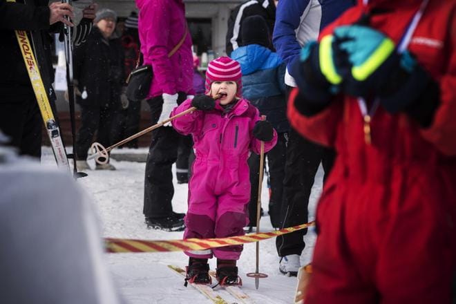 Nella Åberg, 3, halusi pullia niin kovasti, että järsi sauvan tuppea. Isoveli kuvan etualalla oli menossa hakemaan omaa pullaansa. KUVAT: JARNO PELLINEN