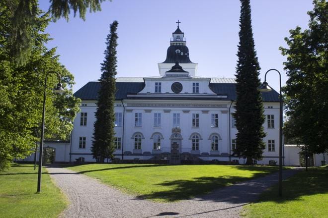 Mustasaaren kirkon historiasta kerrotaan Vanhan Vaasan kierroksella. KUVAT: JENNY MÄKINEN