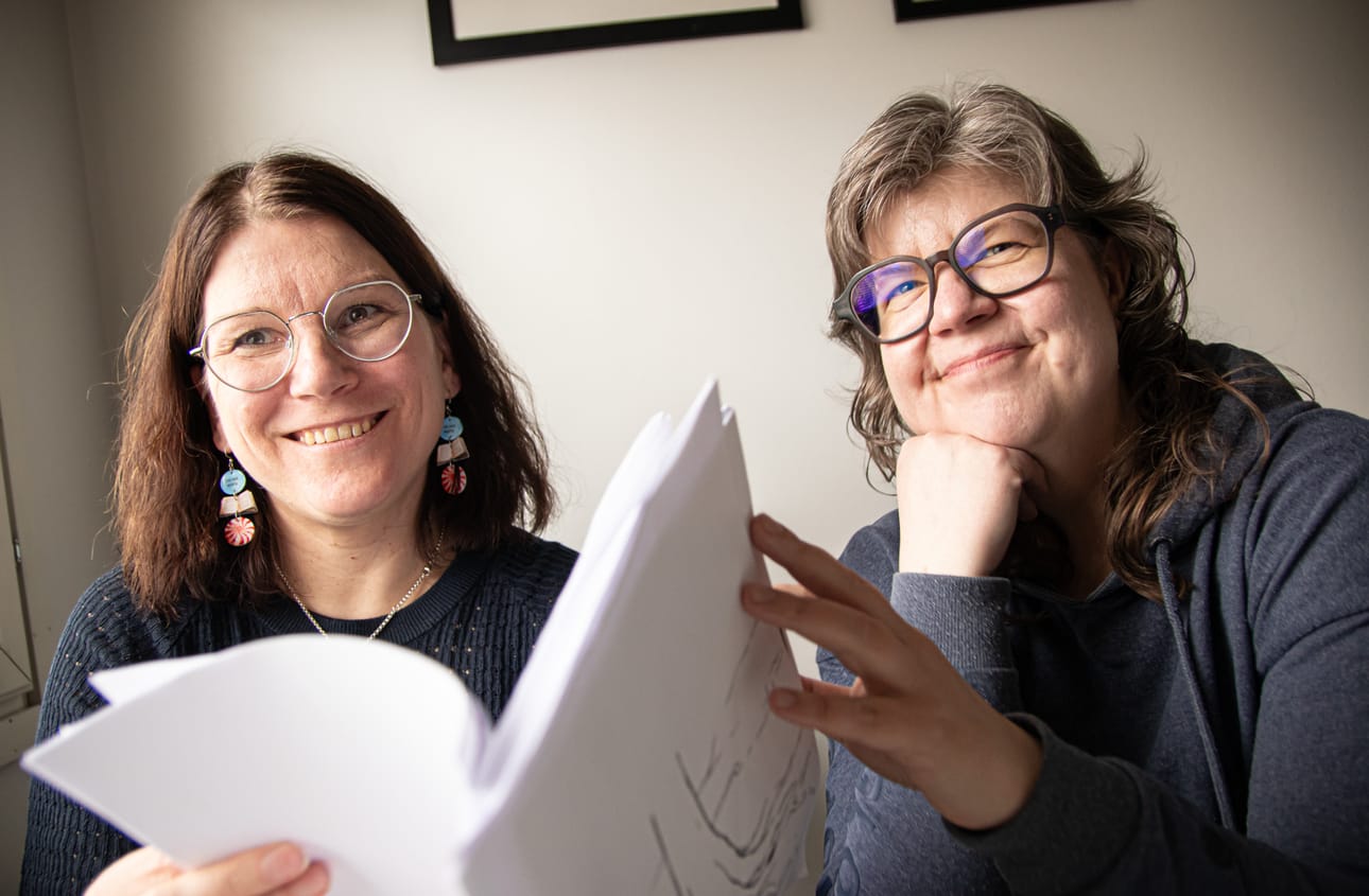 Kaisa Määttä (vas.), Marjukka Ronkainen ja muut soroptimistit työstävät kirjaa kuusamolaisista naisista.