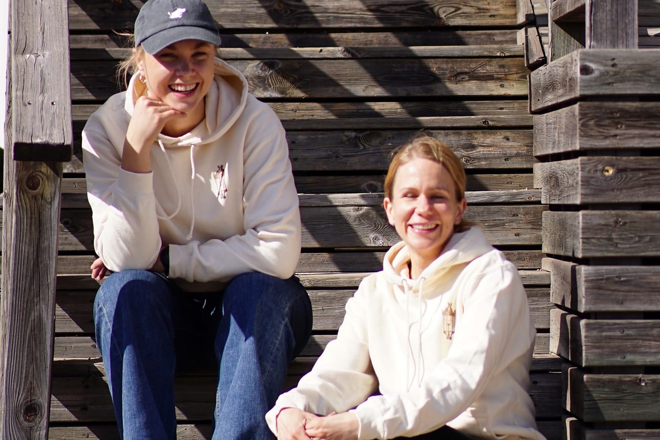 Laura Lyttinen ja Roosa-Maria Veteläinen järjestävät antiikki- ja vintagemyyntitapahtuman kahdestaan, antiikkikulttuurin elävöittämishengessä.