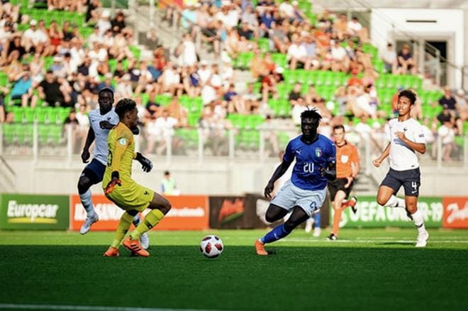 Viime kesänä Seinäjoella ja Vaasassa pelattu alle 19-vuotiaiden EM-lopputurnaus oli Vaasan Pallopiirin voimannäyttö. Kuvassa Italian Moise Kean tekemässä semifinaalissa 2-0 maalia Ranskaa vastaan maalivahti Yehvann Dioufin ollessa voimaton. KUVA: SAMPPA TOIVONEN