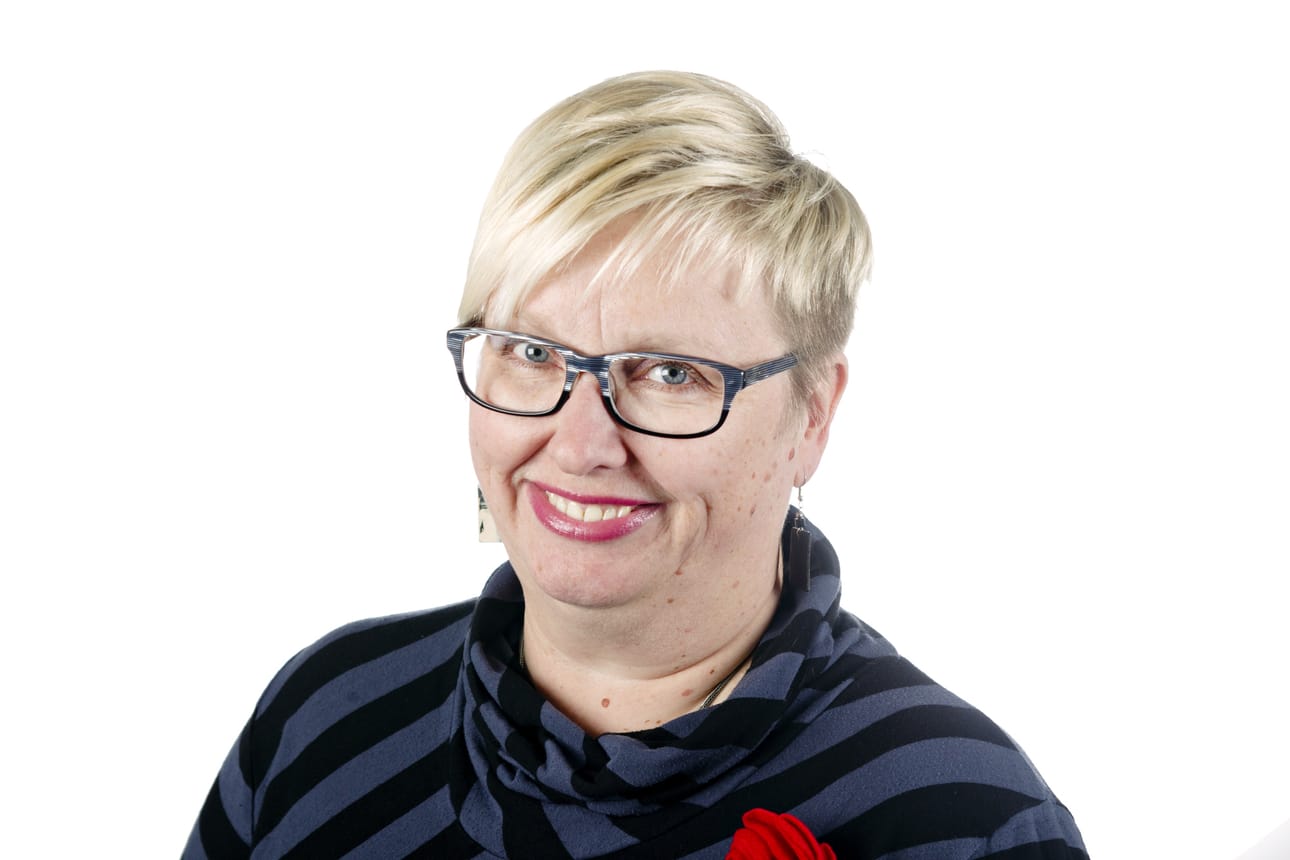 Lapin Kansan toimittaja Sari Pelttari-Heikka edustaa keskustelutilaisuudessa Barents Press International -yhdistystä.