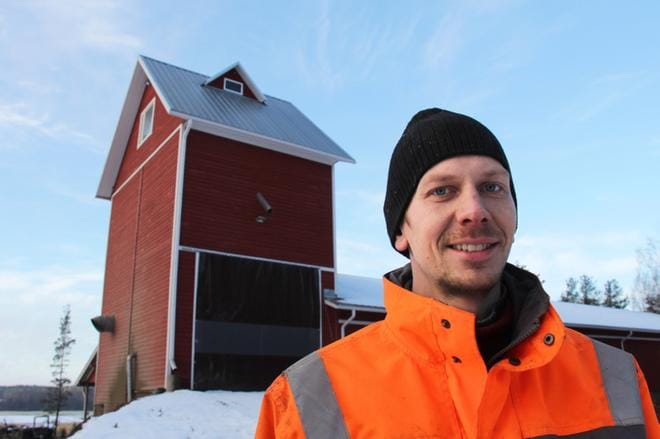 Viljatilallinen Marko Huhtala sai puitua kaikki viljansa Liinamaassa. Lue haastattelu huomenna ilmestyvästä Komiat-lehdestä. KUVA: MIA KÄRKKÄINEN