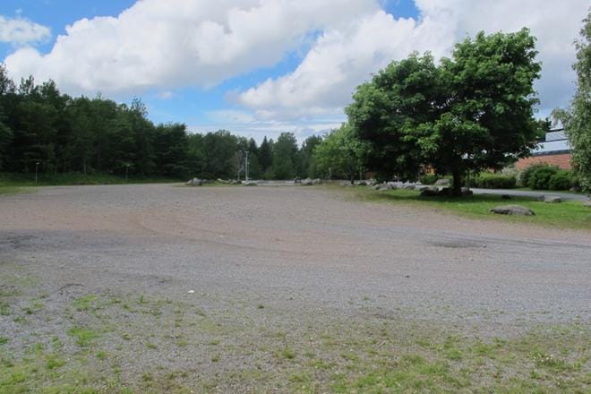 Kentän rakennusvaiheessa kunnostetaan myös Variskan koulun piha uudelleen. KUVAT: LAURI YLIMÄKI
