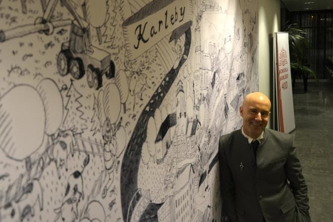 Mark Levengood löytää kaksi asiaa, jossa kehitystä ei ole tapahtunut: suomalaiset televisio-ohjelmat ovat yhä tylsiä ja miehet pukeutuvat huonosti. KUVA: TAPIO LEHTINEN