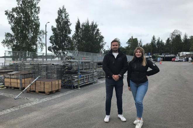 Valtteri Taipalus ja Veronica Huhtanen vastaavat Vaasa Festivalin järjestelyistä. Musiikkitapahtumaan otetaan enintään 5 000 kävijää päivittäin, ja alue pidetään mahdollisimman väljänä. Kuva: Raija Koivisto