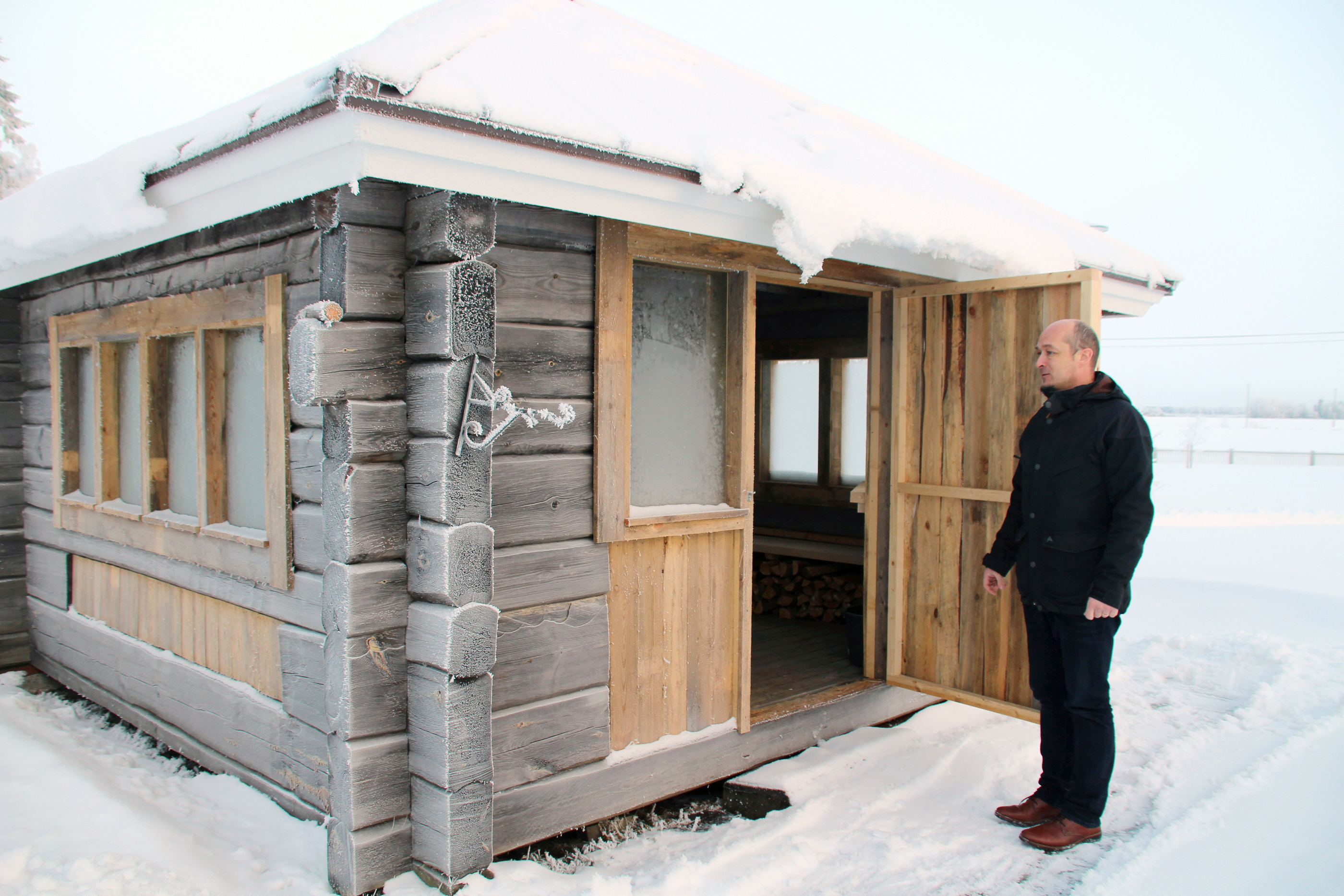 Karentiakodin miesväki on tehnyt upean grillikodan. Pekka Poukkula on siellä asukkaitten kanssa paistanut monet makkarat.