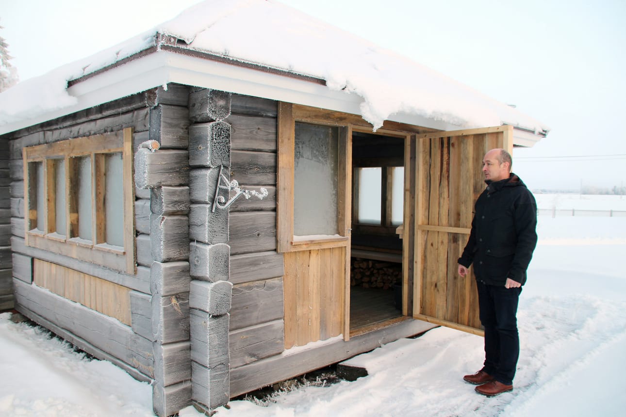 Karentiakodin miesväki on tehnyt upean grillikodan. Pekka Poukkula on siellä asukkaitten kanssa paistanut monet makkarat.