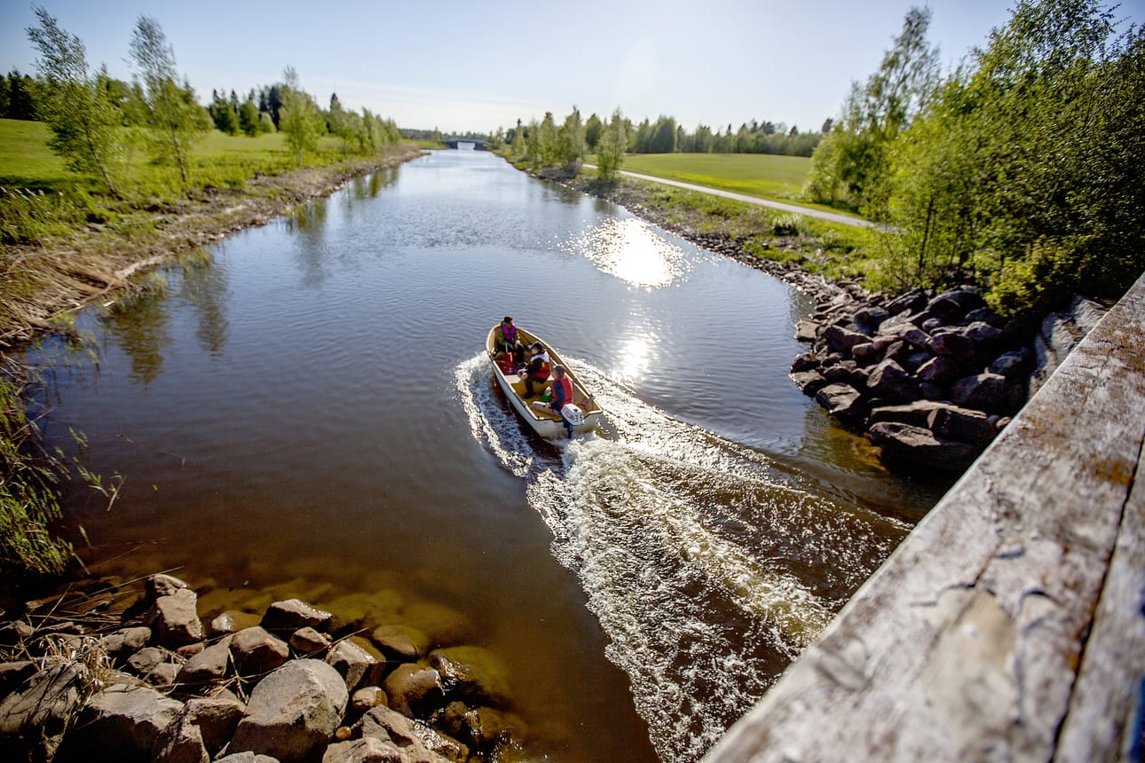 Pelastusliivit tekevät veneilystä turvallisempaa. Pelastusliivipäivää vietetään tänään lauantaina, ja jokainen voi kampanjoida liivien puolesta omalta osaltaan neuvomalla muita käyttämään liivejä ja käyttämällä niitä itse.