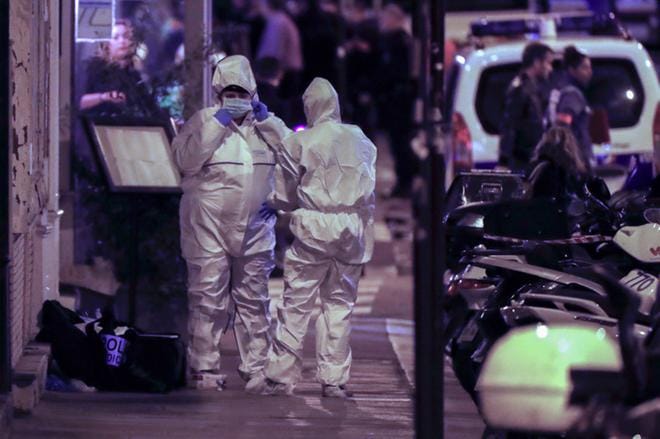 Poliisi tutkii rikospaikkaa Pariisin oopperakortteleissa. Mies hyökkäsi satunnaisten ohikulkijoiden kimppuun veitsi aseenaan lauantai-illan vilinässä. KUVA: Theo Duval