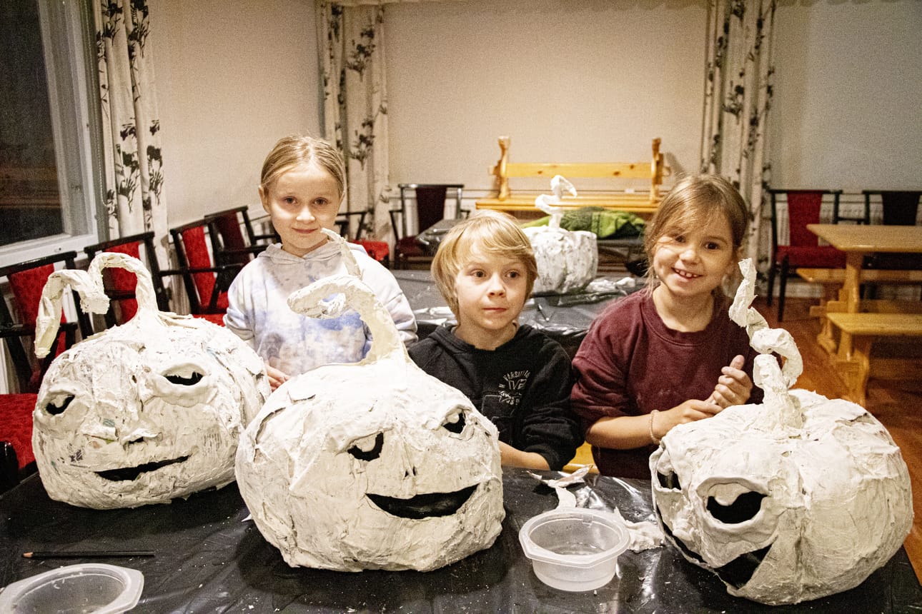 Lotta Kinnusen, Peetu Lehdon ja Helmi Haapalahden kurpitsalyhdyt ovat viittä vaille valmiit. Ensi viikolla maali pintaan, ja sitten ne ovat täydessä iskussa.